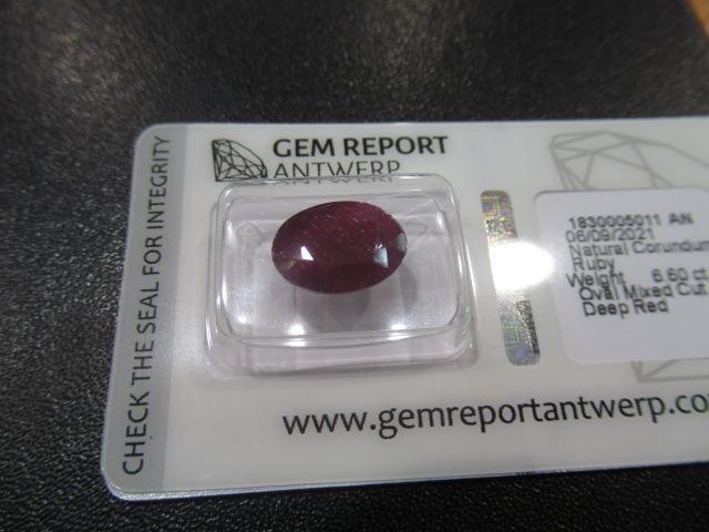 Null Rubis, taille ovale facetée, 6,60 carats. Avec son certificat Gem Report An&hellip;