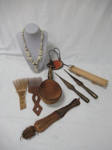 Null 非洲（喀麦隆）拍品包括一把木勺、两把木梳、一个木制笔盒、一个皮包、一条骨项链、两个图阿雷格矛头