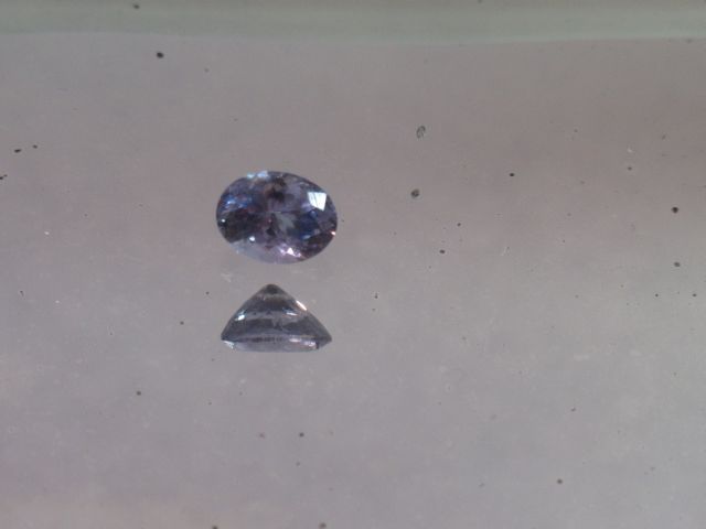 Null Tanzanite on paper of oval size. 

Weight : 2,01 cts approx.