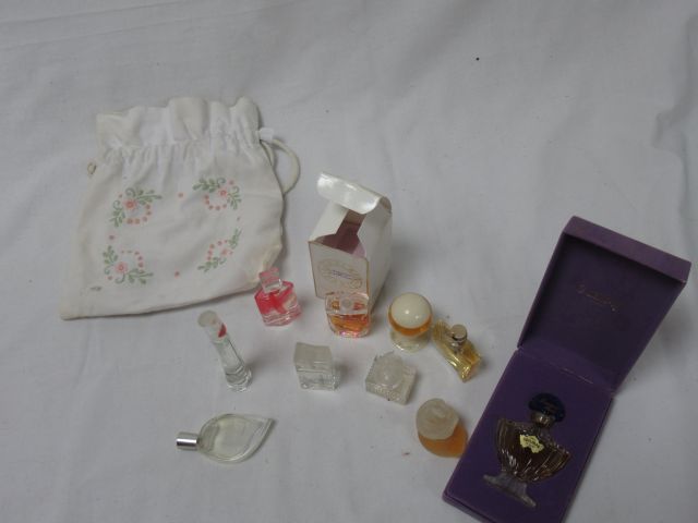 Null Lote de miniaturas de perfumes, incluyendo Guerlain.