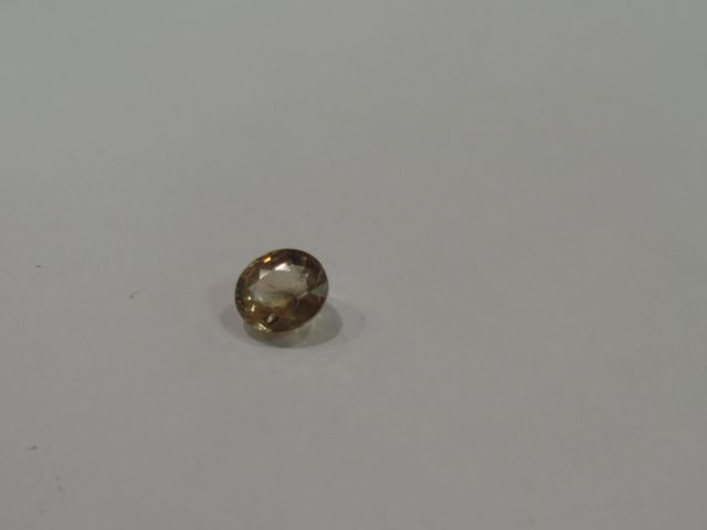 Null Tourmaline saumon de taille ovale sur papier. 

Poids : 1,31 ct env.