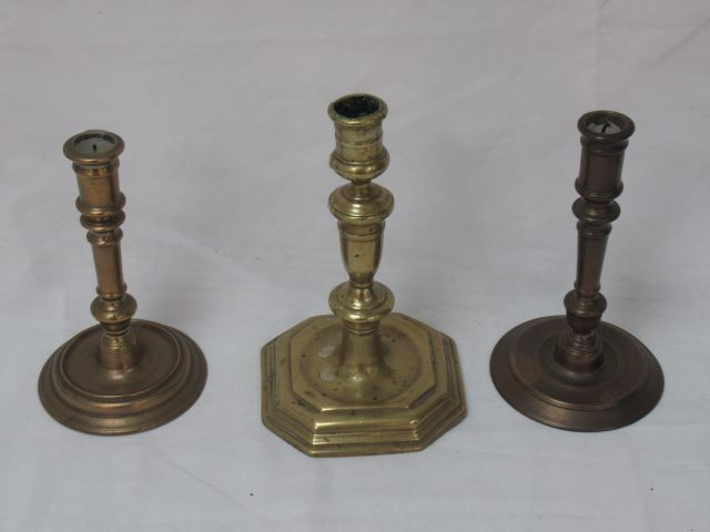 Null Set of 3 bronze and brass candlesticks. Height: 18-21 cm (acc)