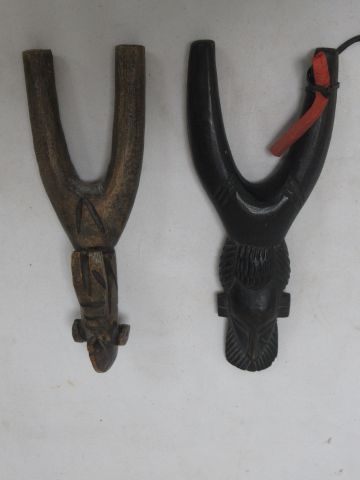 Null 非洲（布基纳法索），一套两件拟人化的木雕吊带。长：21厘米左右。