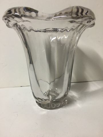 Null Joli vase corolle en verre moulé D 18 cm H 19 cm (TBE)