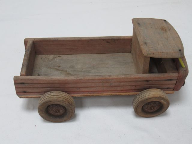 Null Camion en bois et métal. Circa 1930. Long.: 28 cm