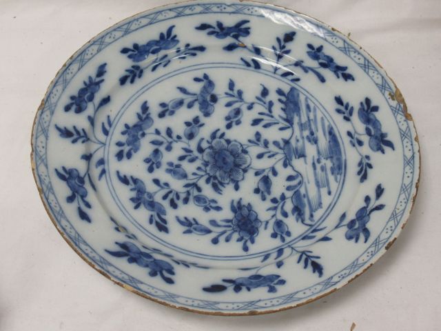Null DELFT 装饰性陶器盘，上面装饰着蓝色植物。19世纪。35厘米（多处破损）。
