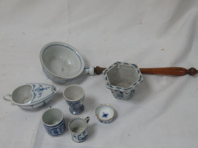 Null 一套白色和蓝色的亚洲风格的瓷器，包括一个勺子，一个病瓶，一个小罐子，一个小碟子，一个鸡蛋杯和两个杯子。4-35厘米
