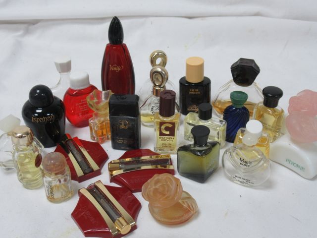 Null Lot von Miniaturen von Parfums (leer und voll), einschließlich Guerlain.