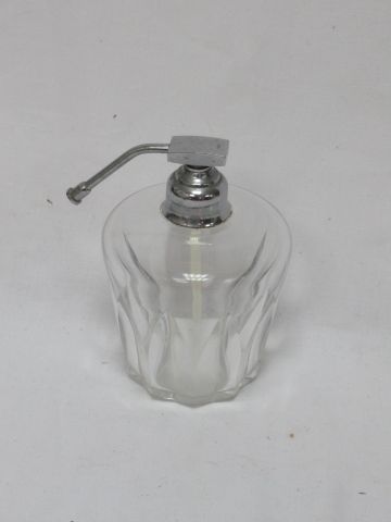 Null BACCARAT Vaporisateur en cristal. Bouchon en métal (manque la poire). 12 cm