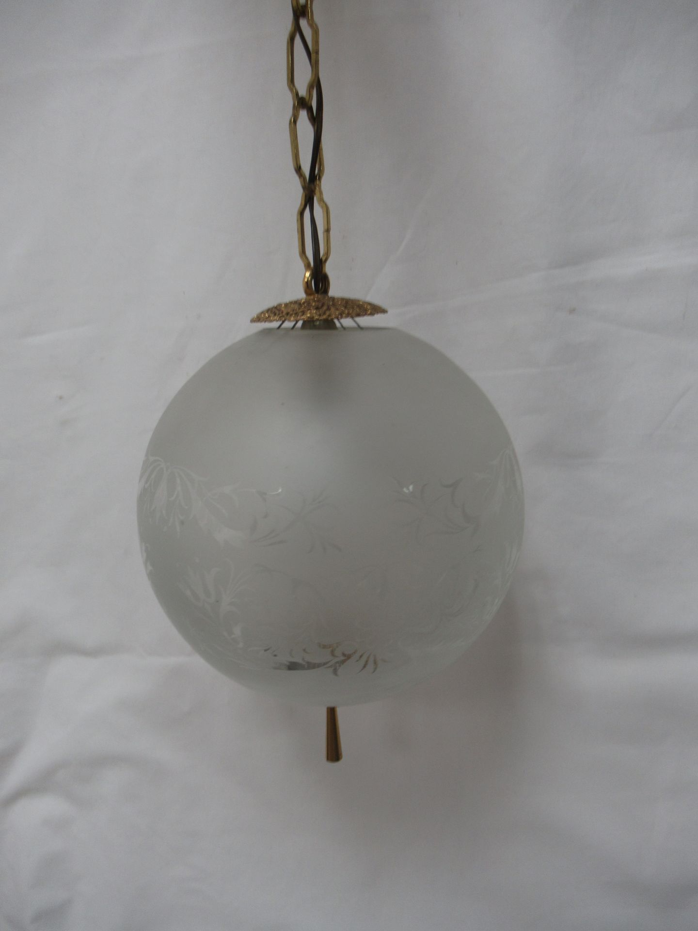 Null Lámpara colgante de latón y cristal esmerilado. 24 cm de diámetro.