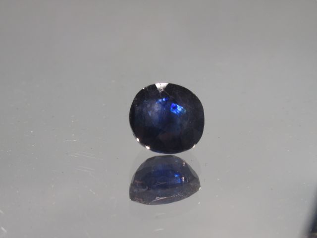 Null Saphir bleu, environ 6 carats. Traité par remplissage.