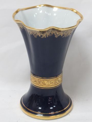 Null LIMOGES, vase corolle en porcelaine bleu à réhaus d'or 21 cm.