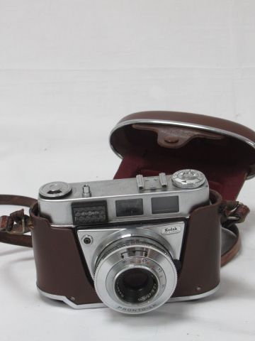 Null 柯达Retinette相机与Reomar 1:2.8/45毫米镜头。带着它的箱子。约1970年。