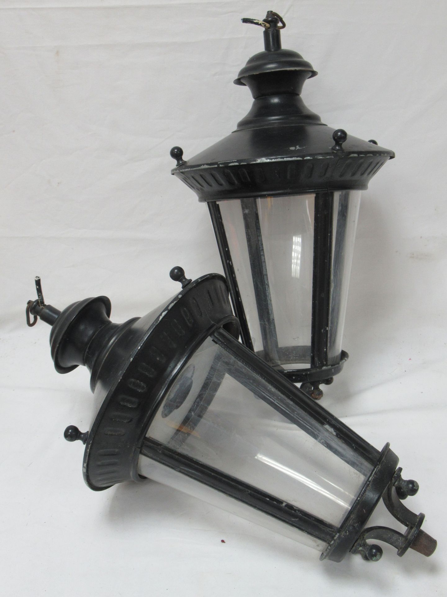 Null Coppia di lanterne in metallo laccato nero e plexiglass. 58 cm (usura, manc&hellip;