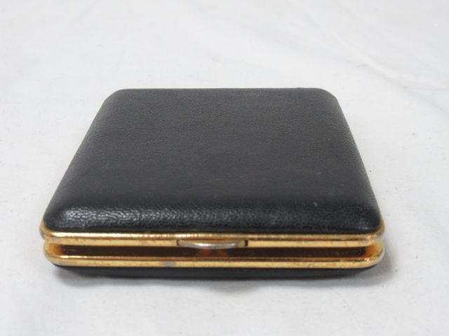 Null Cigarette case in gilded metal, resin and leather. Length: 11 cm (slight we&hellip;