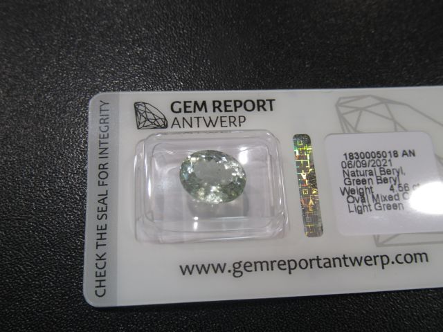 Null Béryle vert, taille ovale facetée. 4,56 carats. Avec son certificat Gem Rep&hellip;