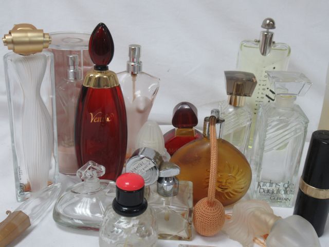 Null Lot de vaporisateurs de parfums (vides et pleins) dont JPG, Cartier, YSL …