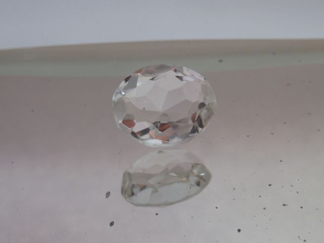 Null Important cristal de roche de taille ovale. 

Poids : 15,18 cts env.