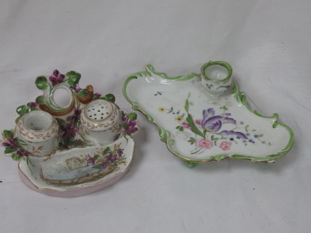 Null Set of two porcelain inkwells, 13 to 19 cm, chips and missing. Early 20th c&hellip;