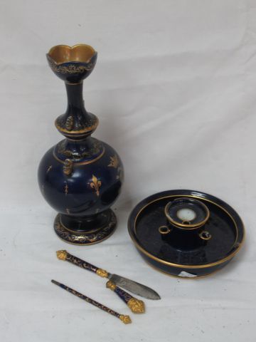 Null Lot in blue porcelain of which Sevres, including an inkwell and a vase, one&hellip;