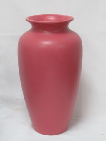 Null POOLE, vase en céramique rose, travail anglais, 26 cm.