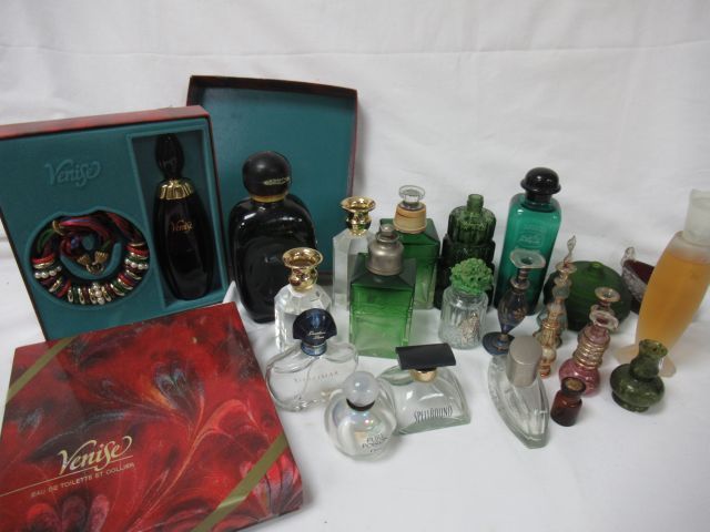 Null Lot of perfume bottles and flasks. Including Dior, Hermès, Guerlain. Two bo&hellip;