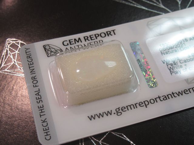 Null Opale, taille poire, 3,05 carats. Avec son certificat Gem Report Antwerp.