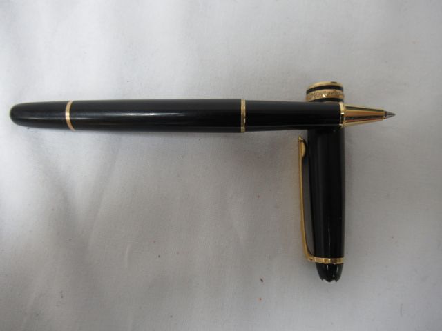 Null MONTBLANC黑色树脂和金色金属的圆珠笔，Meisterstuck型号。