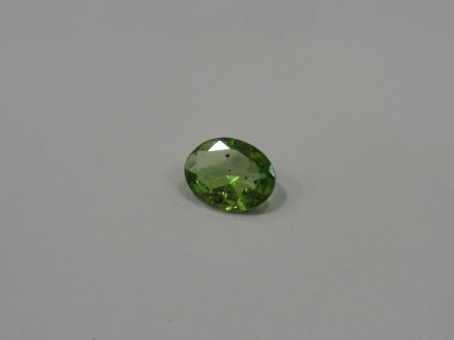 Null Péridot, 12,28 carats. Avec son certificat.