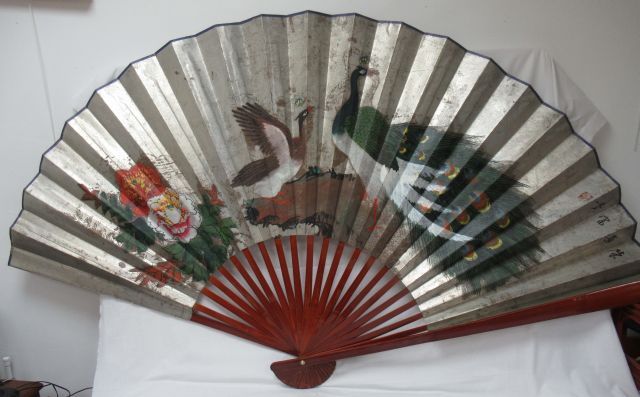 Null 亚洲 重要的装饰扇，由木头和水粉纸制成，以孔雀为主题。长度：100厘米 翼展：185厘米