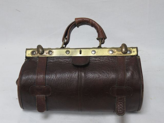 Null 
brown leather briefcase bag, 19 x 28 x 18 cm. Circa 1960. Be.
