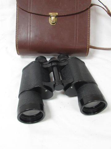 Null OIGEE Pair of metal binoculars. 7 x 50. Width: 20 cm In their case.