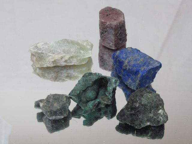 Null Lot de pierres brutes dont malachite, rubis, lapis, émeraude, saphir, jade.