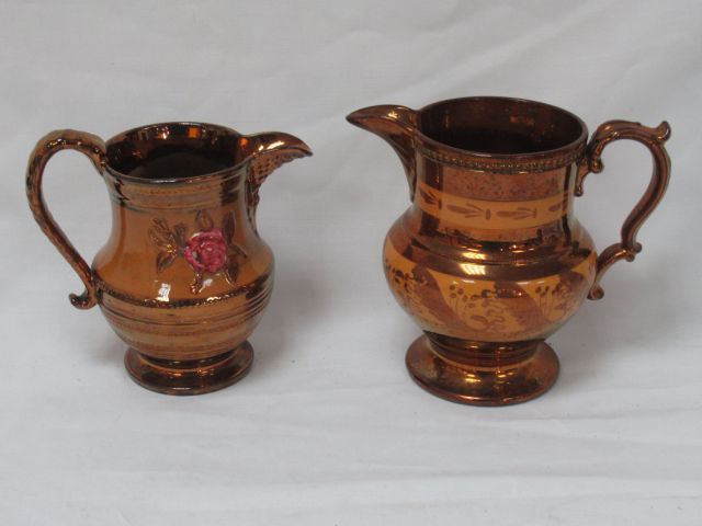Null JERSEY Set of two ceramic jugs. 14-16 cm