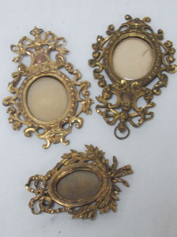 Null 一套包括一对鎏金和黄铜相框以及一个青铜相框。 7-9厘米