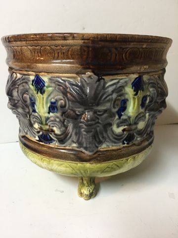 Null Cache pot tripode en faïence polychrome à décor de têtes de lions D 24 cm H&hellip;