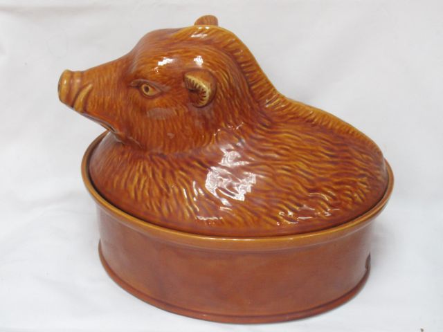 Null Earthenware tureen, lid in the shape of a boar. 27 cm. Middle 20th century.