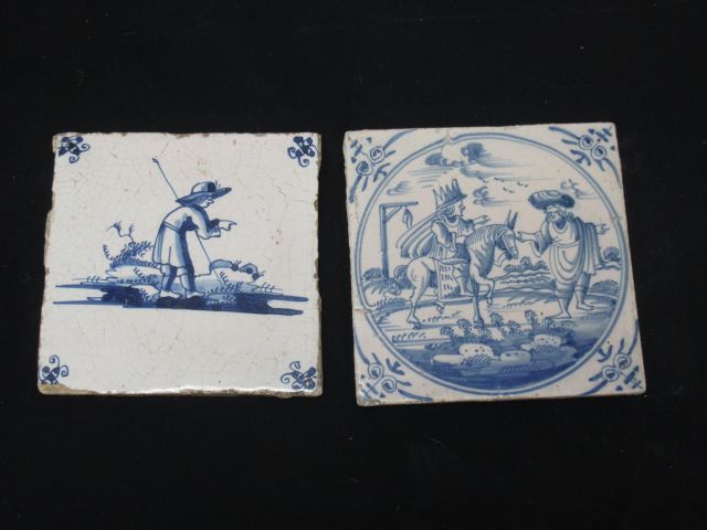Null DELFT Lot of two earthenware tiles, featuring genre scenes. 12 and 13 cm