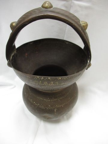 Null ORIENT Pot with engraved brass handle. Height: 30 cm