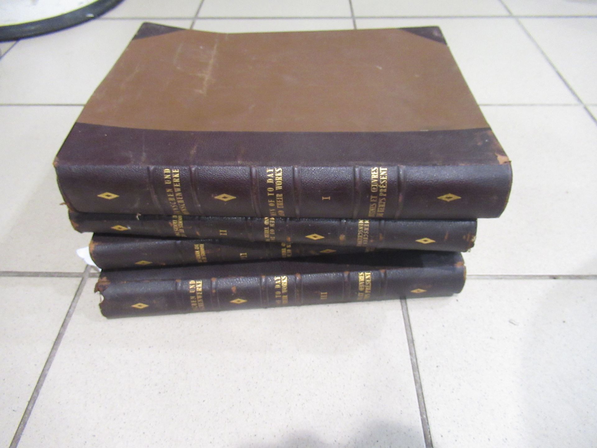 Null "Hommes et œuvres du temps présent". 3 tomes en 4 volumes. Vienne, Arpard K&hellip;