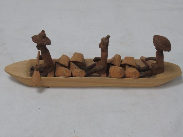 Null ÁFRICA (Benín) Escultura de madera de una piragua. Longitud 32 cm
