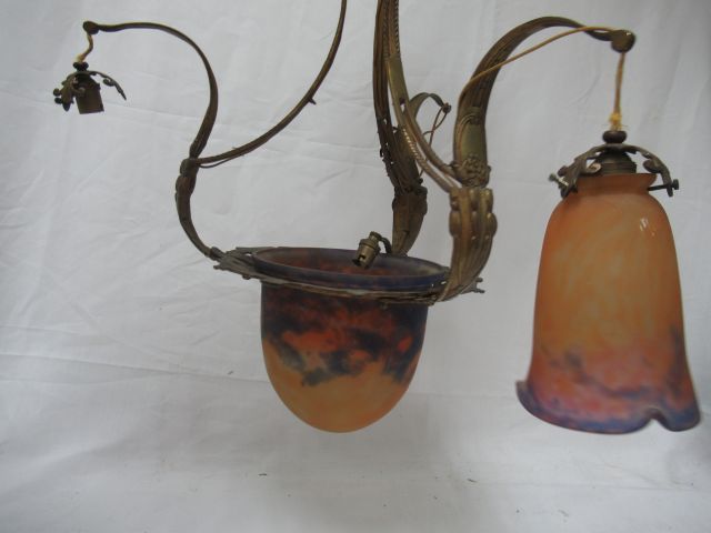 Null MULLER, suspension en bronze doré, avec ses globes en pate de verre signés.&hellip;