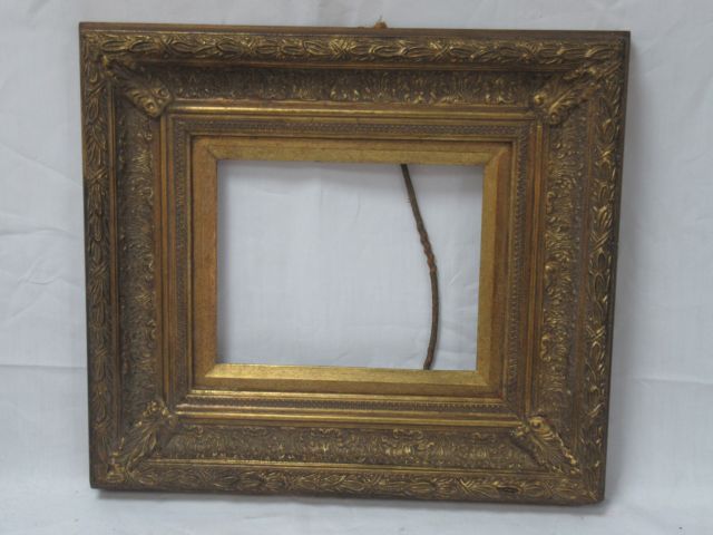 Null Cadre en bois stuqué et doré. Epoque Restauration. 49 x 43 cm (25 x 20 cm)