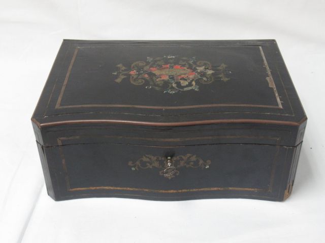 Null 熏黑的木箱，嵌有黄铜。拿破仑三世时期。12 x 31 x 30厘米，带有钥匙。(多色性的痕迹，重要的缺失部分)