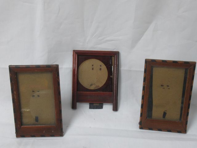 Null Set of 3 wooden picture frames, 2 of which form a pair. 14-18 cm