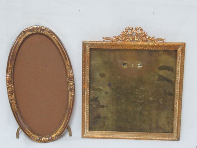 Null Conjunto de dos marcos de metal dorado y latón. (falta un vaso). 15-17 cm