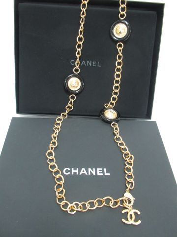 Null CHANEL Lange Halskette aus vergoldetem Metall, verziert mit 3 Medaillons au&hellip;