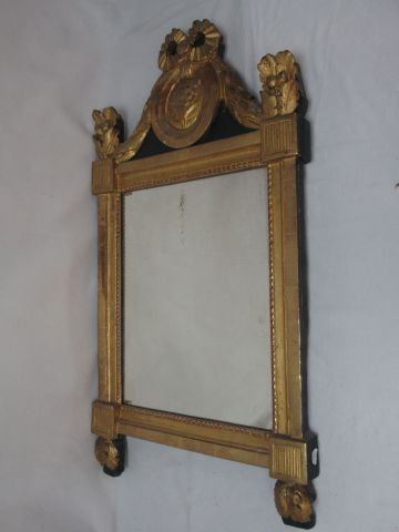 Null 木制和镀金的灰泥镜子，上面有一个装饰有奖章的门廊，上面有一个enrubane，19世纪。对污点的磨损。镀金痕迹。