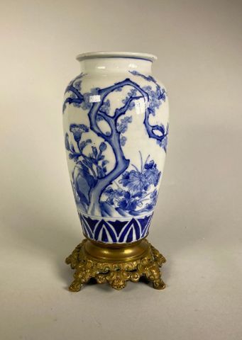 Null 中国 第十九次 - 瓷器柱形花瓶，上有花枝图案。鎏金铜的安装。高30厘米，带铜质安装（只有24厘米），深14厘米和17厘米，带安装。
