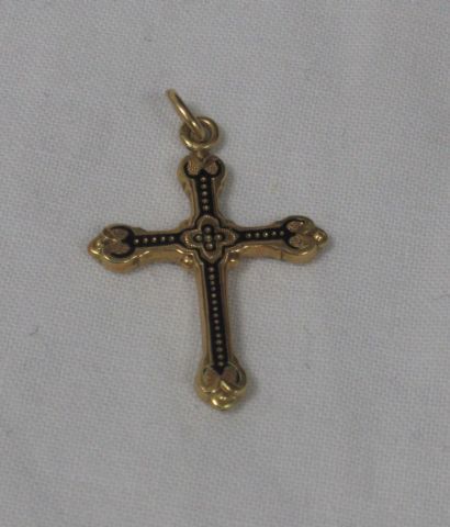 Null Pendentif croix en or jaune 18K, émaillé. Poids brut : 0,77 g